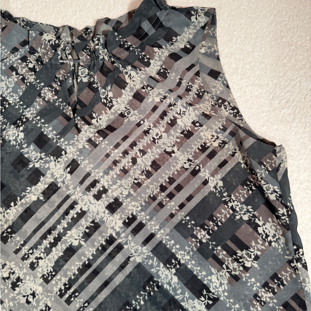 CAbi Sleeveless Plaid Floral Blouse Gray Black Lightweight Casual Dressy Top M - Picture 3 of 15